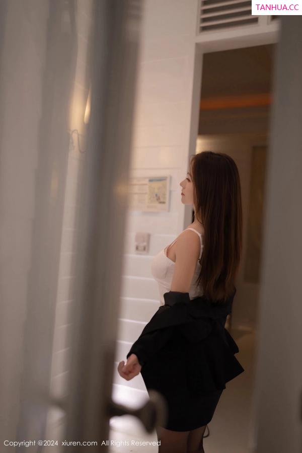   [XiuRen]高清写真图 2024.02.28 No.8151 杏子Yada 美腿黑丝第17张图片